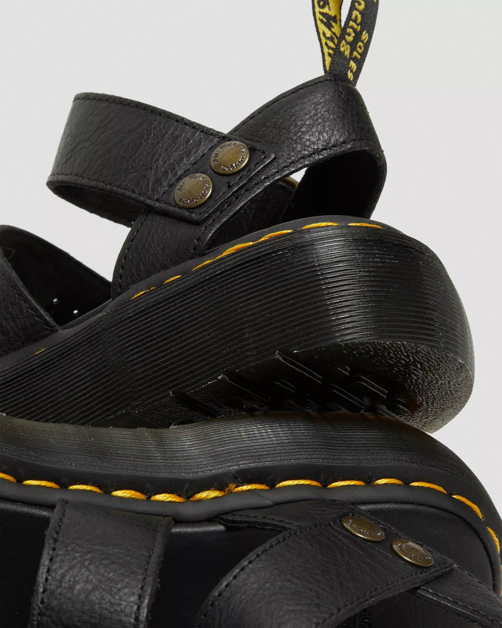 DR. MARTENS - Sandales GRYPHON QUAD - Cuir Pisa - Noir